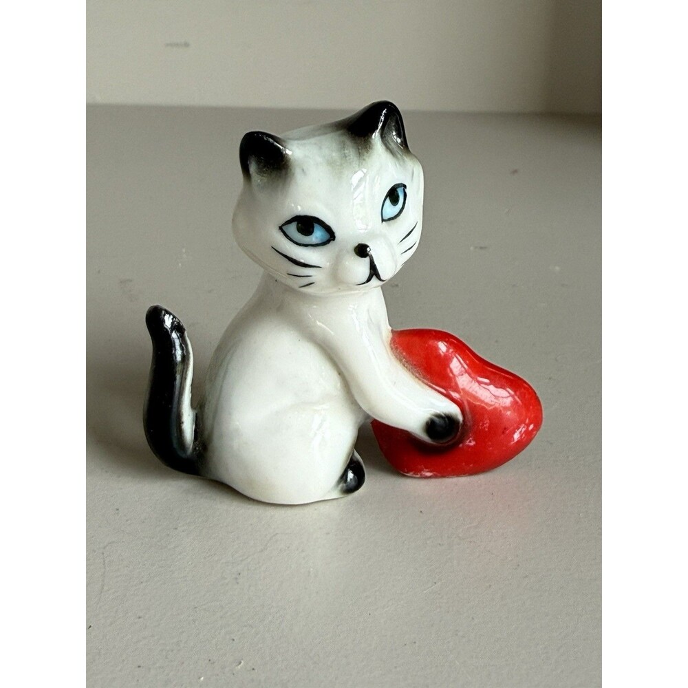 RARE KITCHY KITTEN PORCELAIN CAT SIAMESE WITH HEART 2”